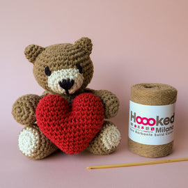 Hoooked Amigurumi - DIY Craft Set - Teddy Bear Heart - Valentino